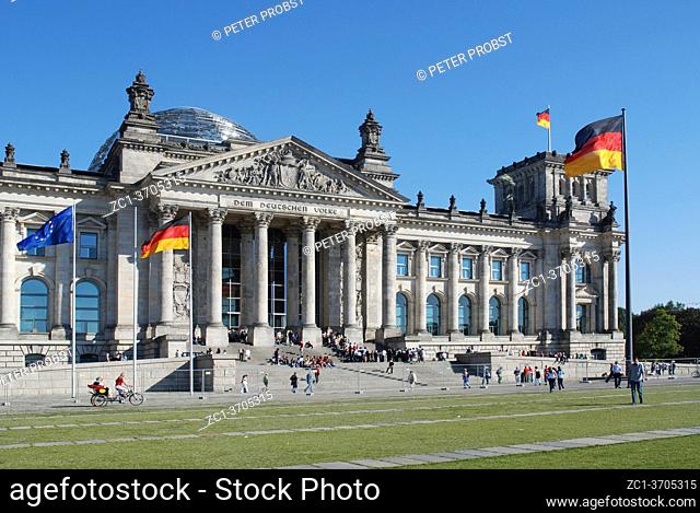 Touristen in front of the Reichstag building in Berlin - Seat of the German Parliament - Germany