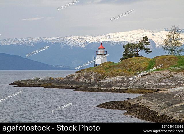 In der Nähe von Hermansverk steht dieser idyllische Leuchtturm am Ufer des Sognefjordes und weist den Schiffen den richtigen WegLeuchtturm