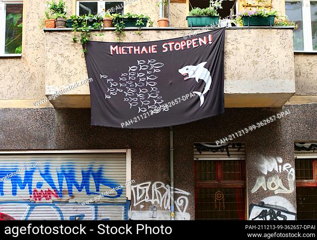 05 September 2021, Berlin: 05.09.2021, Berlin. On the balcony of an apartment building in Kreuzberg hangs a banner with the inscription ""Rent sharks stop""