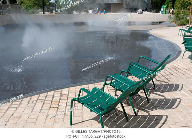France, Ile de France region, Bois de Boulogne, Jardin d'Acclimatation, water garden, misting and water jet, Photo Gilles Targat