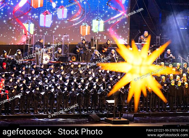 21 December 2023, Saxony, Dresden: Members of the Dresdner Kreuzchor and the Dresdner Kapellknaben sing at the Advent concert in the Rudolf Harbig Stadium