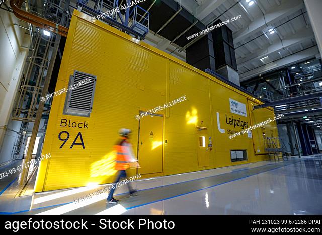 23 October 2023, Saxony, Leipzig: The power plant manager walks through the turbine hall in the new combined heat and power plant South