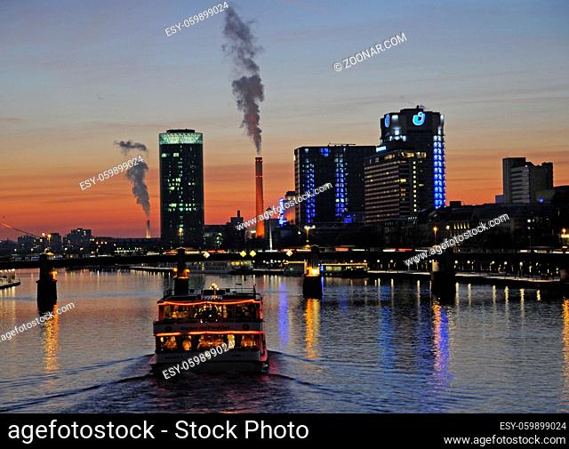 schiff, Frankfurt, abends, abend, hochhaus, main, hochhäuser, city, abendstimmung, stadt, heizkraftwerk, schornstein, schornsteine, rauch, großstadt, skyline