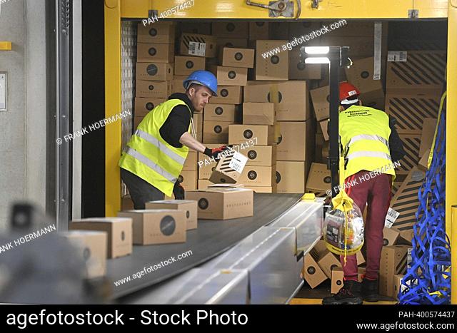 Deutsche Post DHL put Germany's largest parcel location into operation on March 20, 2023. Processing of up to 72, 000 parcels per hour in the Aschheim II parcel...