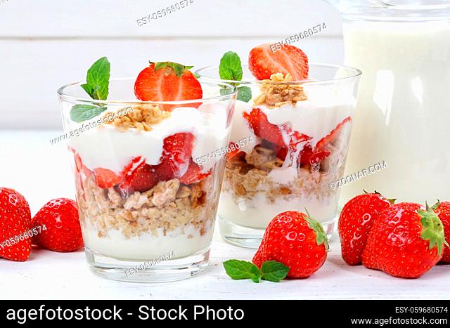 Erdbeerjoghurt Erdbeer Joghurt Jogurt Erdbeeren Glas Früchte Müsli Frühstück essen