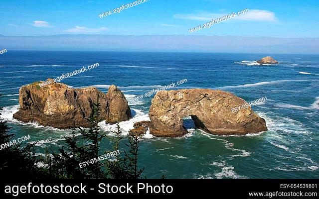 arch rock at depoe bay along the oregon coast, usa