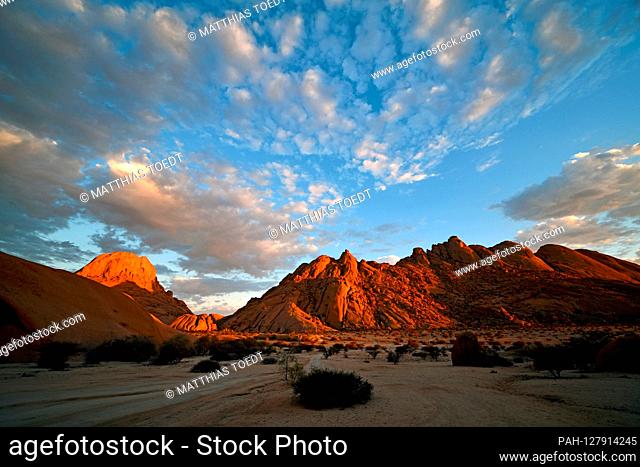 Morning light mood shortly after sunrise in the Spitzkoppeggebiet, taken on 03.03.2019. The Spitzkoppe region and the surrounding side peaks with their rock...