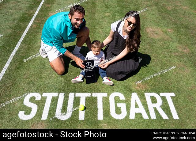 13 June 2021, Baden-Wuerttemberg, Stuttgart: Tennis: ATP Tour - Stuttgart, Singles, Men, Final. Marin Cilic (l-r) from Croatia