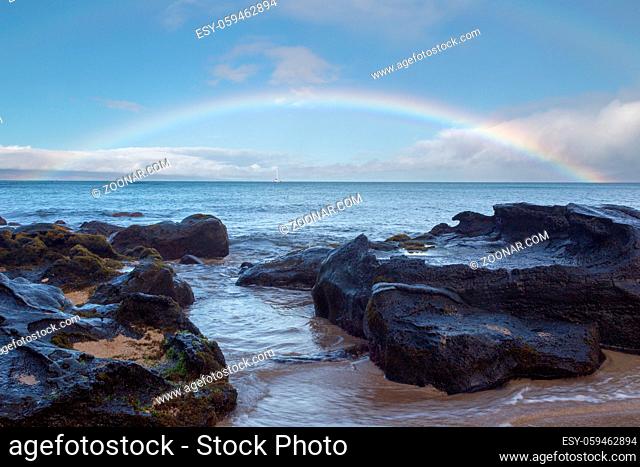 Regenbogen am Strand über dem Meer in Kaanapali Beach, Maui, Hawaii, USA. Rainbow over the sea at Kaanapali Beach on Maui, Hawaii, USA