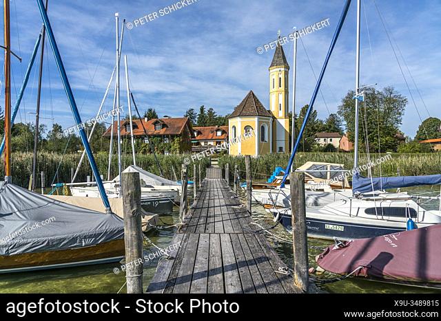 Segelboote und die katholische Klosterkirche St. Alban, Dießen am Ammersee, Oberbayern, Bayern, Deutschland | sailing boats and St