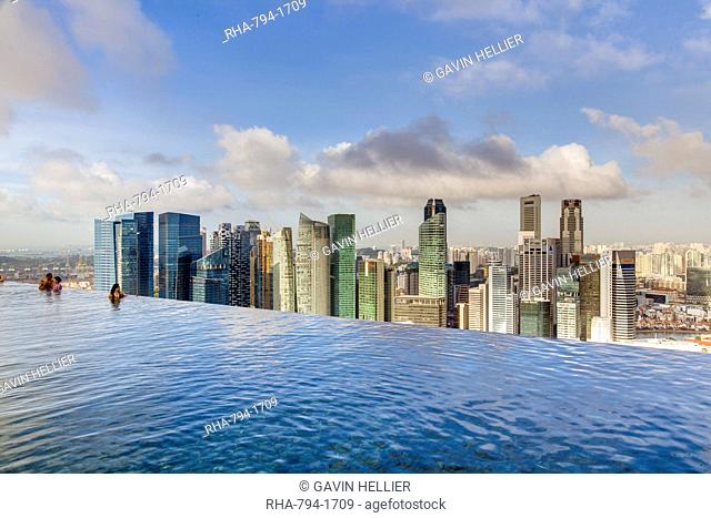 Sands SkyPark infinity swimming pool on the 57th floor of Marina Bay Sands Hotel, Marina Bay, Singapore, Southeast Asia, Asia