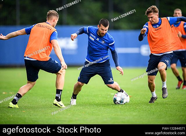 Jerome Gondorf (KSC) in duels with Christoph Christoph Kobald (KSC) and re: Janis Hanek (KSC). GES / Football / 2nd Bundesliga: Karlsruher SC - Training, 04
