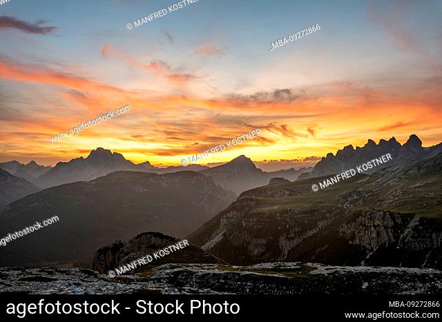 Monte Campedelle, Misurina, Auronzo di Cadore, Belluno province, Veneto, Italy, Europe. Sunset over the Hohe Gaisl and the Dürrenstein