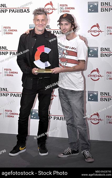 Davis Michaels and American actor Hopper Penn with the Corbucci Award at the Rome Film Fest 2022. Alice Nella Città Winners Photocall