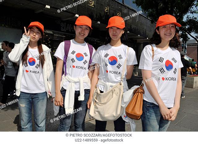 Seoul (South Korea): young women wearing ‘I love Korea’ t-shirts in Insadong
