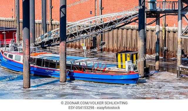 Barkassen Boote liegen eingefroren in der Speicherstadt am Hamburger Hafen Barges Boats lie iceboundly in the memory town with the Hamburg harbor