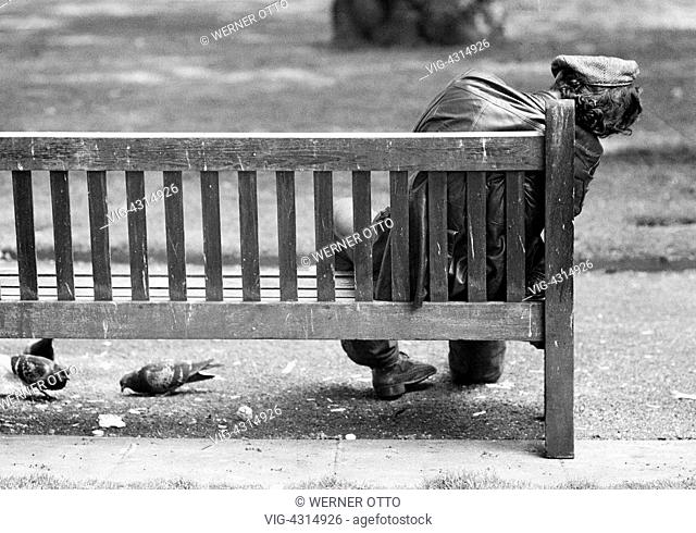 GROSSBRITANNIEN, LONDON, 02.06.1979, Seventies, black and white photo, people, homeless man sits on a bench and sleeps, aged 30 to 50 years, Great Britain