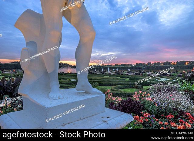 Germany, Lower Saxony, Hanover, sculpture Bacchus / autumn of the Herrenhausen Gardens in the evening