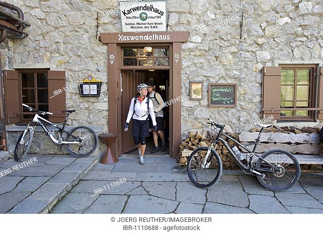 Montainbike riders, female and male, at Karwendelhaus alpine club house, Scharnitz, Tyrol, Austria, Europe