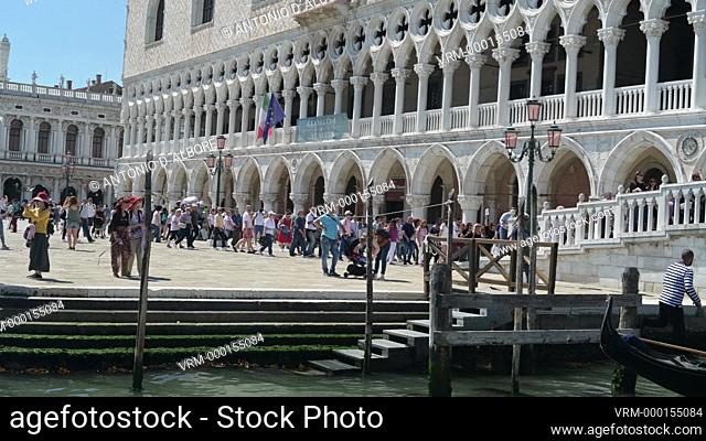 Tourists and gondolas at Ponte della Paglia. Venezia. Italy